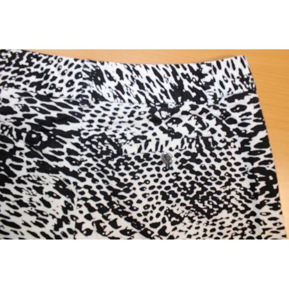 Women Calvin Klein Stretch Snake Skin Pattern High Rise Shorts Sz 10 Black White - Picture 8 of 8